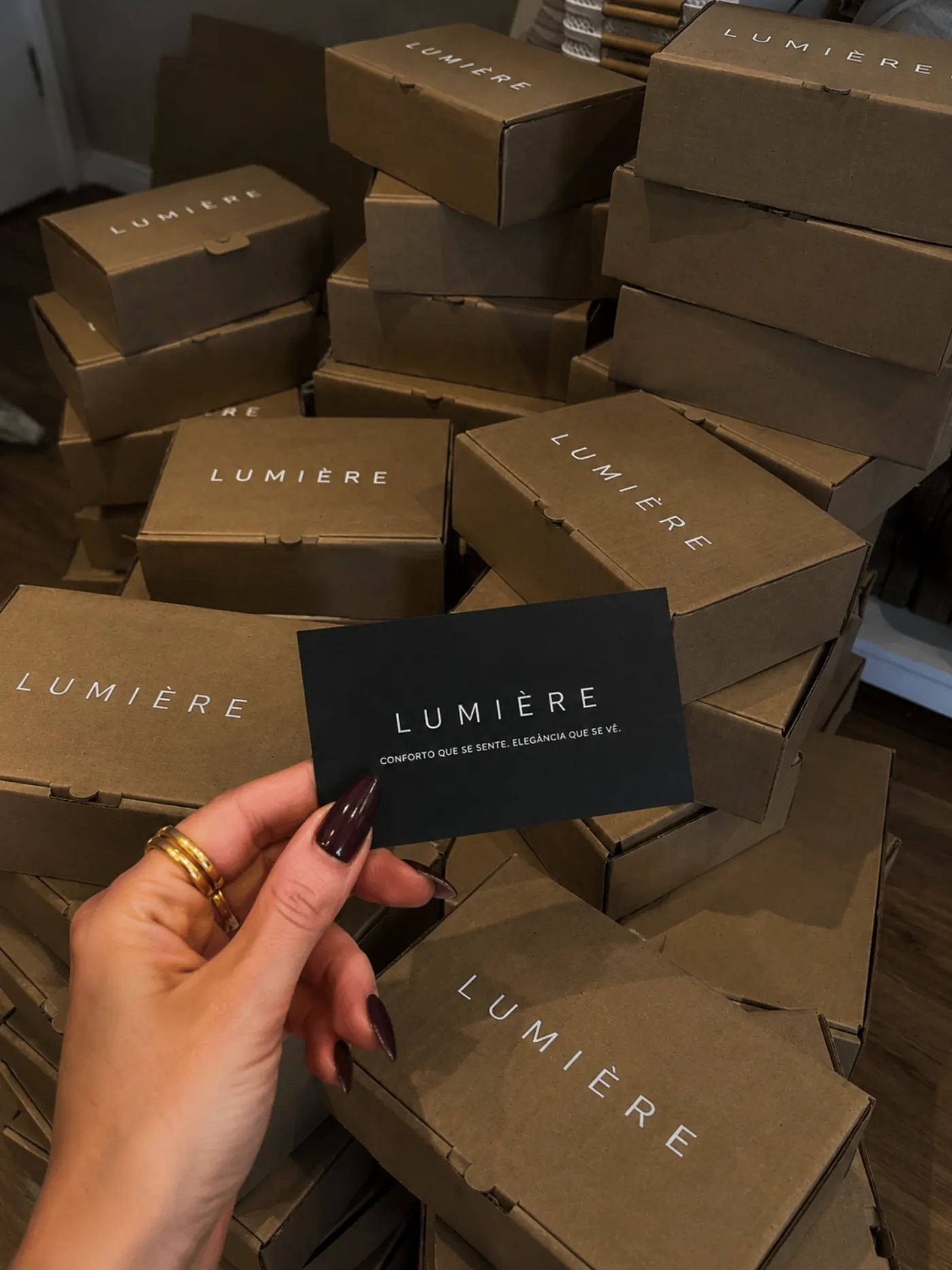 Caixas de envio Lumière empilhadas com cartão da marca